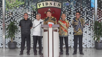 Jaksa Agung Muda Tindak Pidana Khusus (Jampidsus) Kejaksaan Agung, Febrie Adriansyah (tengah) menyampaikan keterangan saat konferensi pers di Kejaksaan Agung, Jakarta, Jumat (10/7/2026). [Suara.com/Alfian Winanto]