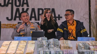 Kepala Bidang Hubungan Masyarakat (Kabid Humas) Polda Metro Jaya Kombes Pol Budi Hermanto (kiri) didampingi Dirreskrimsus Polda Metro Jaya Kombes Pol Victor Dean Mackbon (kanan) menyampaikan keterangan saat konferensi pers di Polda Metro Jaya, Jakarta, Jumat (10/7/2026). [ANTARA FOTO/Asprilla Dwi Adha/foc]
