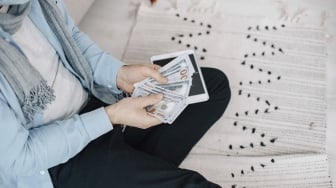 Tren Finansial Gen Z: Cash Stuffing vs Dompet Digital, Pilih yang Mana?