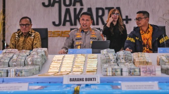 Polisi Pamer Emas 74 Kg & Valas Rp476 M Hasil Penggeledahan