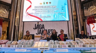 Kepala Bidang Hubungan Masyarakat (Kabid Humas) Polda Metro Jaya Kombes Pol Budi Hermanto (kedua kiri) didampingi Direktur Penindakan Korps Pemberantasan Tindak Pidana Korupsi (Kortastipidkor) Polri Brigjen Pol Robertus Yohanes De Deo (kiri), Dirreskrimsus Polda Metro Jaya Kombes Pol Victor Dean Mackbon (kedua kanan) dan Wadir Tipideksus Bareskrim Polri Kombes Pol Andri Ananta Yudhistira (kanan) usai menyampaikan keterangan saat konferensi pers di Polda Metro Jaya, Jakarta, Jumat (10/7/2026). [ANTARA FOTO/Asprilla Dwi Adha/foc]