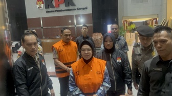 Tangan Terborgol, Mulut Bungkam: Raut Wajah Bupati Sukoharjo Pakai Rompi Oranye KPK Tengah Malam