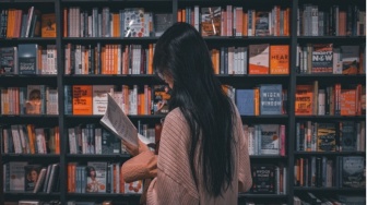 Validasi Sosial Mengalahkan Literasi: Mengapa Kita Lebih Takut Kusam daripada Bodoh?