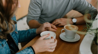 Tren Soft Launching Pacar: Estetika Romantis atau Taktik Manipulasi Berkedok Privasi?