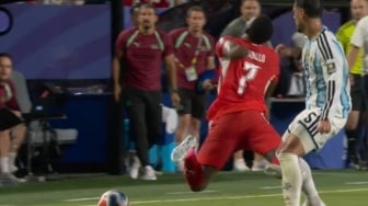 Kenapa Wasit Untungkan Lionel Messi Cs? Paredes Kartu Kuning, Embolo Malah Kartu Merah