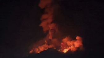 Gunung Karangetang Erupsi, Lontarkan Material Bikin Langit Siau Membara