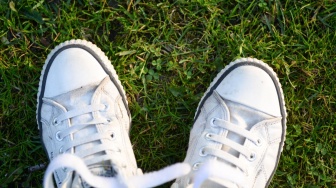 4 Tips Mengatasi Sepatu Putih yang Menguning, Cukup Pakai Bahan Ini Bisa Kinclong Lagi