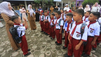 Sejumlah peserta didik baru mengikuti Masa Pengenalan Lingkungan Sekolah (MPLS) pada hari pertama tahun ajaran 2026/2027 di Sekolah Dasar Negeri 14 dan Sekolah Dasar Negeri 25 Meulaboh, Aceh Barat, Aceh, Senin (13/7/2026). . [ANTARA FOTO/Syifa Yulinnas/tom]
