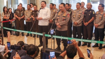 Jaksa Agung ST Burhanuddin (kiri) dan Kapolri Jenderal Listyo Sigit Prabowo (kanan) memberikan keterangan pers di Gedung Kejaksaan Agung RI, Jakarta, Senin (13/7/2026). [Suara.com/Alfian Winanto]