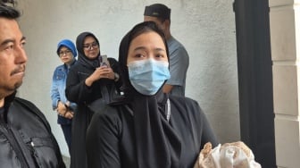 Rawat Ibu Sendiri hingga Napas Terakhir, Vega Darwanti Ungkap Momen Haru saat Ibunda Berpulang