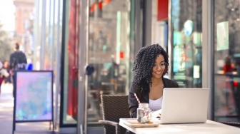 Fear of Falling Behind dan Gen Z: Semua Orang Terlihat Sukses, Aku Kapan?