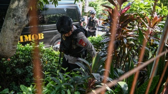 Personel Gegana Brimob Polda Metro Jaya melakukan penyisiran setelah adanya ancaman dugaan teror bom di SDN Srengseng Sawah 15 Pagi, Jagakarsa, Jakarta, Senin (13/7/2026). [ANTARA FOTO/Fauzan/tom]