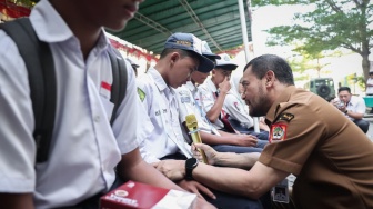Kisah Anak Pengemudi Ojek dan Buruh Tani: Tetap Bisa Sekolah Meski Terhambat Ekonomi
