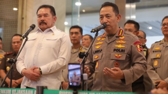 Jaksa Agung ST Burhanuddin (kiri) dan Kapolri Jenderal Listyo Sigit Prabowo (kanan) memberikan keterangan pers di Gedung Kejaksaan Agung RI, Jakarta, Senin (13/7/2026). [Suara.com/Alfian Winanto]