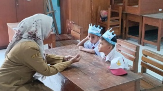 Hanya Ada 2 Siswa Baru: Guru SDN 2 Plandaan Rela Iuran Demi Beli Seragam