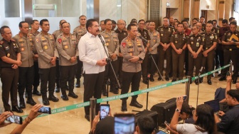 Jaksa Agung ST Burhanuddin (kiri) dan Kapolri Jenderal Listyo Sigit Prabowo (kanan) memberikan keterangan pers di Gedung Kejaksaan Agung RI, Jakarta, Senin (13/7/2026). [Suara.com/Alfian Winanto]