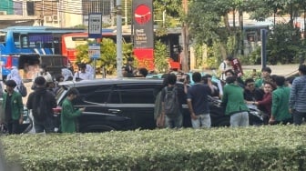Detik-detik Mahasiswa Hadang Mobil Berpelat Dinas Kejaksaan, Tuntut Transparansi Kasus Eks Jampidsus