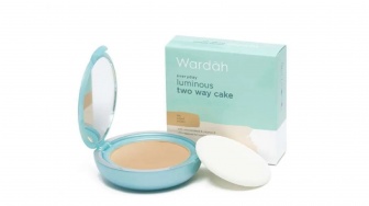 4 Review Bedak Padat Wardah Terbaik yang Bikin Glowing, Andalan Wanita Usia 40 Tahun