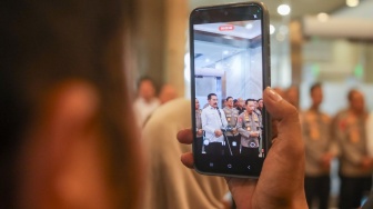 Jaksa Agung ST Burhanuddin (kiri) dan Kapolri Jenderal Listyo Sigit Prabowo (kanan) memberikan keterangan pers di Gedung Kejaksaan Agung RI, Jakarta, Senin (13/7/2026). [Suara.com/Alfian Winanto]