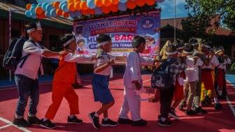 Sejumlah siswa baru mengikuti tur keliling lingkungan sekolah pada hari pertama Masa Pengenalan Lingkungan Sekolah (MPLS) tahun ajaran 2026/2027 di SD Negeri 1 Kota Ternate, Maluku Utara, Senin (13/7/2026). [ANTARAFOTO/Andri Saputra/tom]