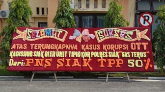 OTT Pejabat Pemkab, Polres Siak Dibanjiri Papan Bunga Ucapan Selamat