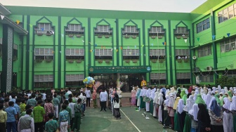 Kenalkan Budaya Betawi Sejak Hari Pertama, MTsN 41 Jakarta Gelar Palang Pintu