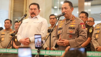 Jaksa Agung ST Burhanuddin (kiri) dan Kapolri Jenderal Listyo Sigit Prabowo (kanan) memberikan keterangan pers di Gedung Kejaksaan Agung RI, Jakarta, Senin (13/7/2026). [Suara.com/Alfian Winanto]
