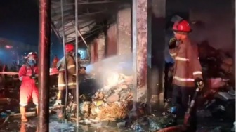 Pasar Agrobis Babat Membara: 10 Kios Ludes Terbakar dalam Semalam, Diduga Akibat Korsleting