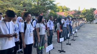 Hari Pertama Sekolah: Siswa Nangis, Mengantuk Hingga Usil Ganggu Teman