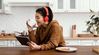 Kenapa Kita Nggak Bisa Beraktivitas Tanpa Suara Latar YouTube atau Podcast?
