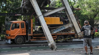 Truk Bermuatan Alat Berat Hantam JPO Kapten Tendean, Jalan Ditutup Total