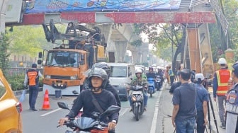 JPO Tendean Nyaris Ambruk, Crane Masih Tersangkut dan Kemacetan Mengular
