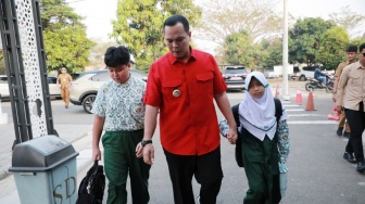 Serbuan Wartawan Bikin Anak Walikota Serang Malu dan Sembunyi Saat Diantar Sekolah