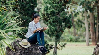 Me Time di Tempat Umum: Saat Gen Z Refleks Menyibukkan Diri saat Sendirian