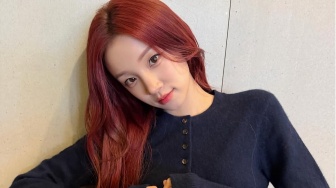 4 Ide OOTD Urban Y2K Streetwear ala Yuqi I-DLE yang Gampang Ditiru!