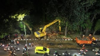 Kali Baru Cibinong Lumpuh Total! 60 Truk Dikerahkan Angkut Ratusan Ton Sampah