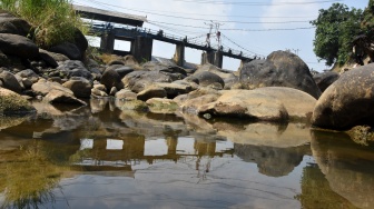 Pengendara motor melintas di jembatan Bendung Katulampa, Kota Bogor, Jawa Barat, Senin (13/7/2026). [ANTARA FOTO/Arif Firmansyah/foc]