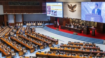 Layar menampilkan Menteri Keuangan Purbaya Yudhi Sadewa saat menyampaikan tanggapan pemerintah dalam Rapat Paripurna ke-25 DPR Masa Persidangan V Tahun Sidang 2025-2026 di Kompleks Parlemen, Senayan, Jakarta, Selasa (14/7/2026). [ANTARA FOTO/Asprilla Dwi Adha/nym]