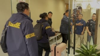 Bawa Koper Pink Bertuliskan BAP, Penyidik Polri Datangi Gedung Bundar Kejagung