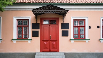 Feng Shui Pintu Utama 2 Daun Apakah Bagus untuk Rumah? Ini Penjelasannya