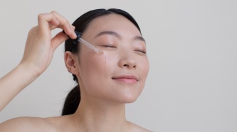 Serum atau Moisturizer Dulu? Panduan untuk Kulit Sehat dan Glowing