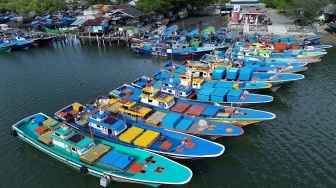 Foto udara sejumlah kapal nelayan bersandar di sekitar Stasiun Pengisian Bahan Bakar Umum Nelayan (SPBUN) Pelabuhan Perikanan Ulee Lheue, Banda Aceh, Aceh, Selasa (14/7/2026). [ANTARA FOTO/Akramul Muslim/agr]