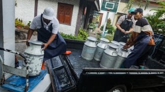 Pekerja menurunkan tabung berisi susu segar dari kendaraan di Mazaraat Artisan Cheese, Sleman, DI Yogyakarta, Jumat (14/7/2026). [ANTARA FOTO/Rahid Putra Laksana/agr]