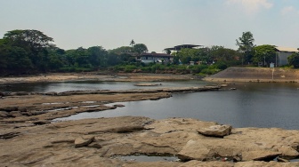 Kondisi Sungai Cisadane yang mulai mengering di Tangerang, Banten, Rabu (15/7/20236). [ANTARA FOTO/Muhammad Iqbal/tom]