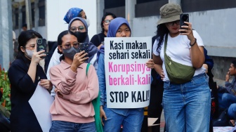 Aktivis yang tergabung dalam MBG Watch melakukan aksi demonstrasi di depan gedung Kejaksaan Agung, Jakarta, Rabu (15/7/2026). [Suara.com/Alfian Winanto]