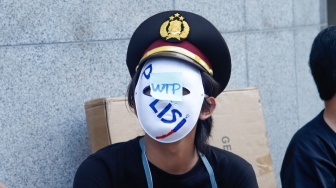 Aktivis yang tergabung dalam MBG Watch melakukan aksi demonstrasi di depan gedung Kejaksaan Agung, Jakarta, Rabu (15/7/2026). [Suara.com/Alfian Winanto]