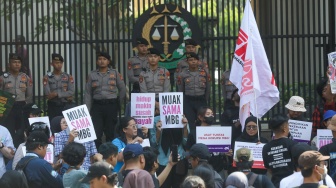 Aktivis yang tergabung dalam MBG Watch melakukan aksi demonstrasi di depan gedung Kejaksaan Agung, Jakarta, Rabu (15/7/2026). [Suara.com/Alfian Winanto]