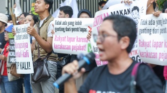 Aktivis yang tergabung dalam MBG Watch melakukan aksi demonstrasi di depan gedung Kejaksaan Agung, Jakarta, Rabu (15/7/2026). [Suara.com/Alfian Winanto]