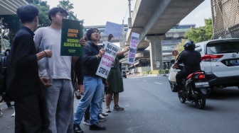 Aktivis yang tergabung dalam MBG Watch melakukan aksi demonstrasi di depan gedung Kejaksaan Agung, Jakarta, Rabu (15/7/2026). [Suara.com/Alfian Winanto]