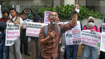 Aktivis yang tergabung dalam MBG Watch melakukan aksi demonstrasi di depan gedung Kejaksaan Agung, Jakarta, Rabu (15/7/2026). [Suara.com/Alfian Winanto]